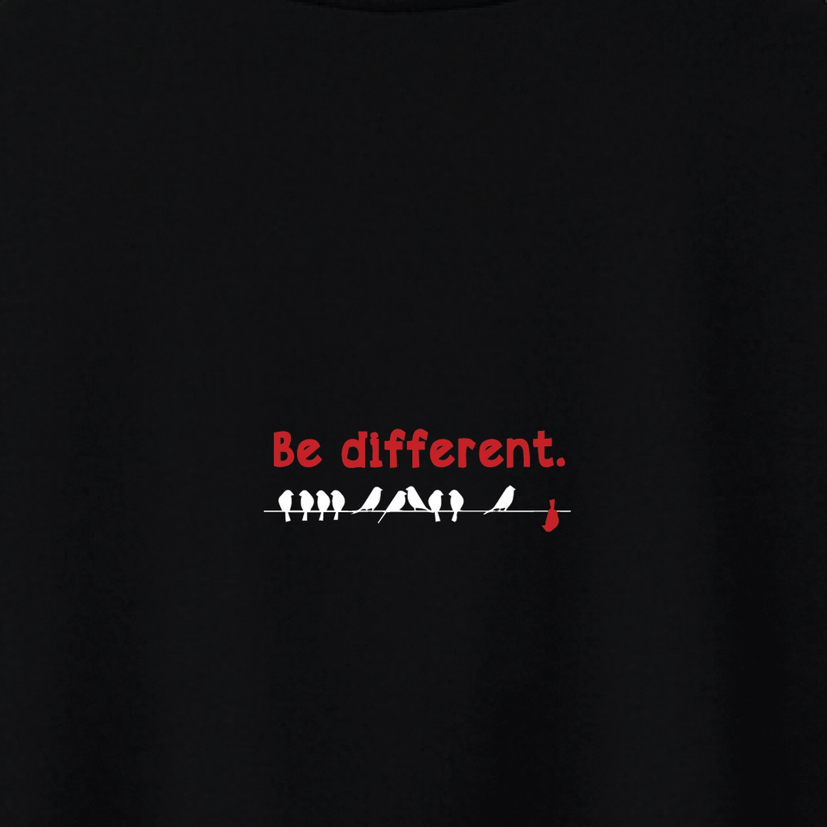 نمای نزدیک طرح تیشرت مشکی طرح نوشته Be Different