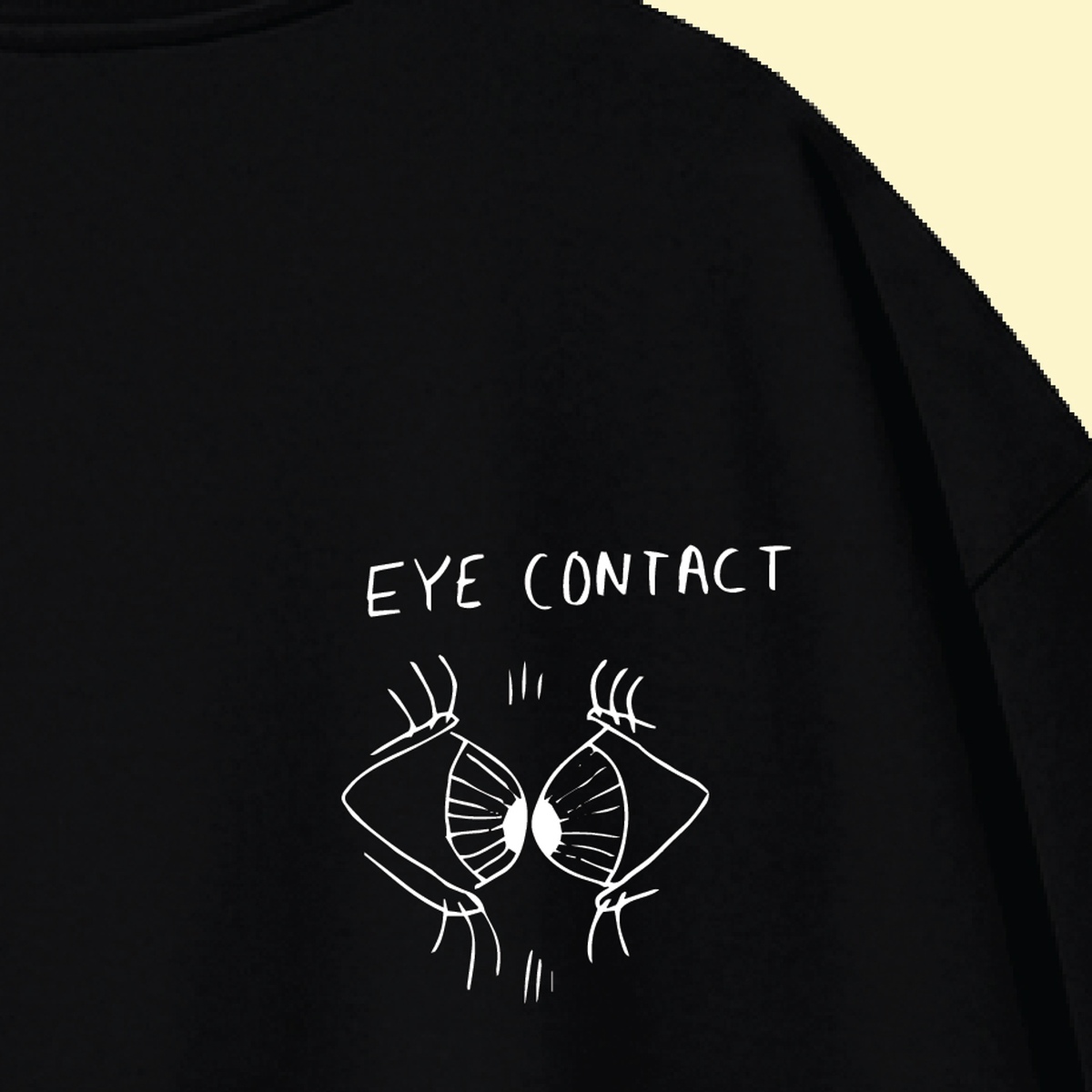 نمای نزدیک طرح تیشرت مشکی طرح نوشته Eye contact