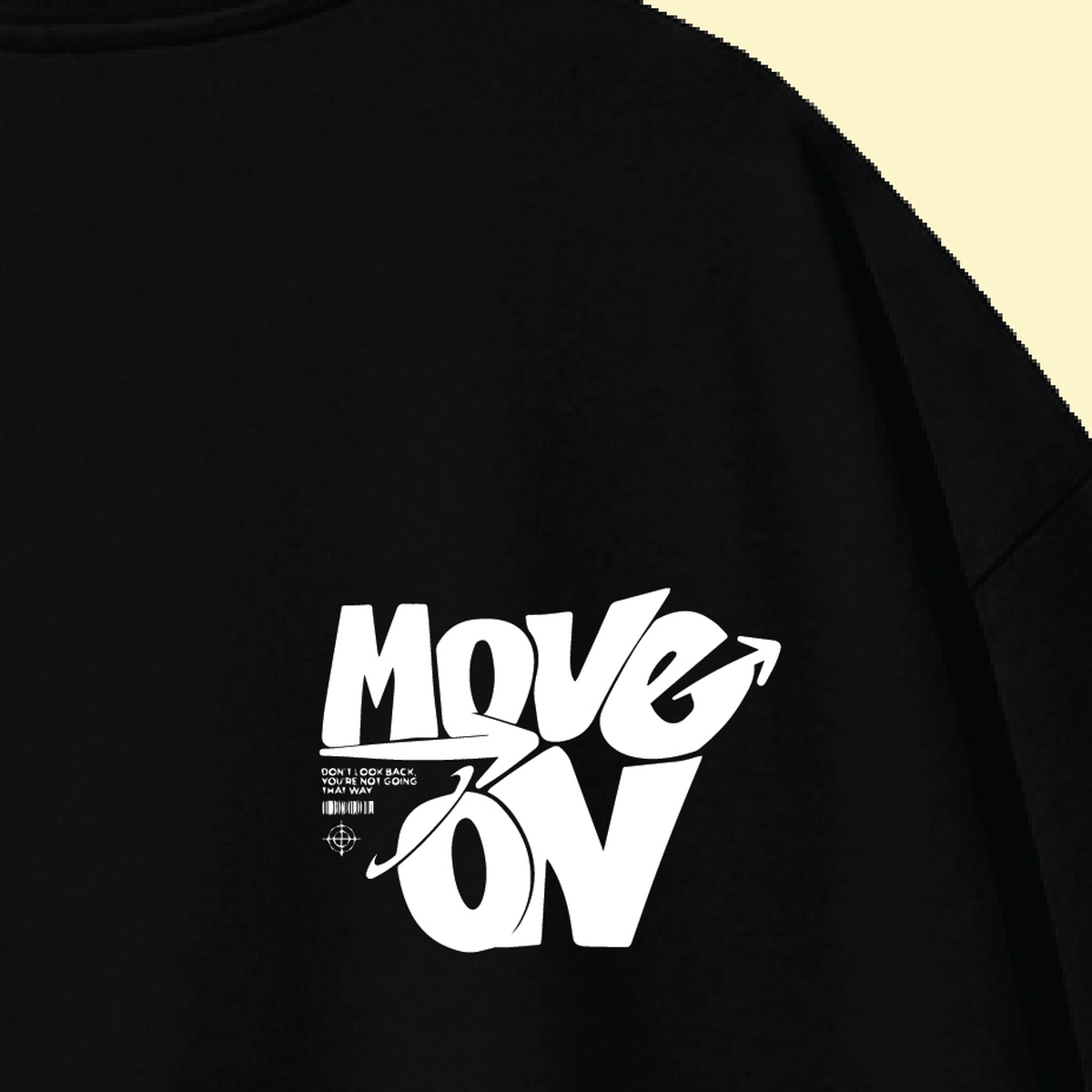 نمای نزدیک طرح تیشرت مشکی طرح نوشته Move on