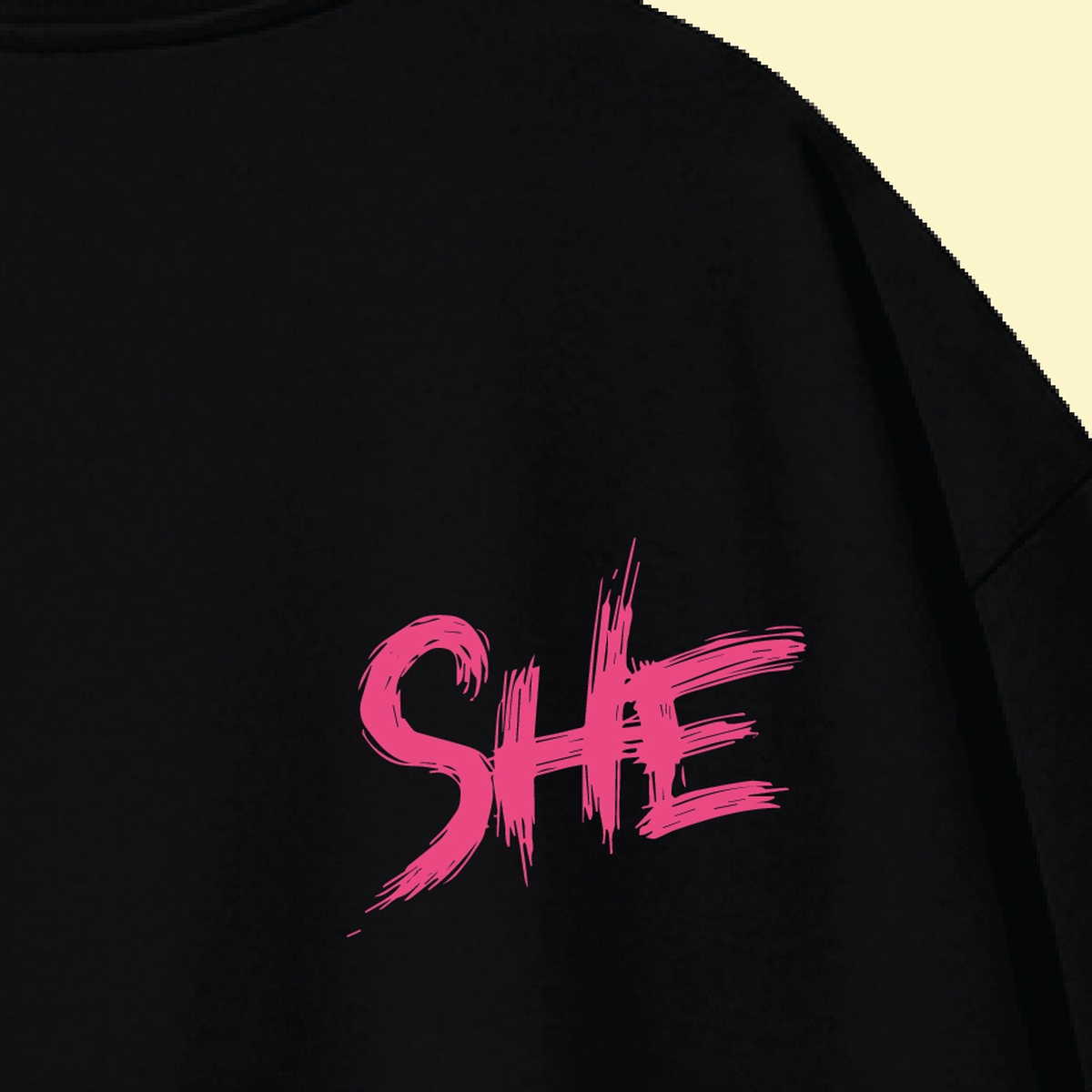 نمای نزدیک طرح تیشرت مشکی طرح نوشته She
