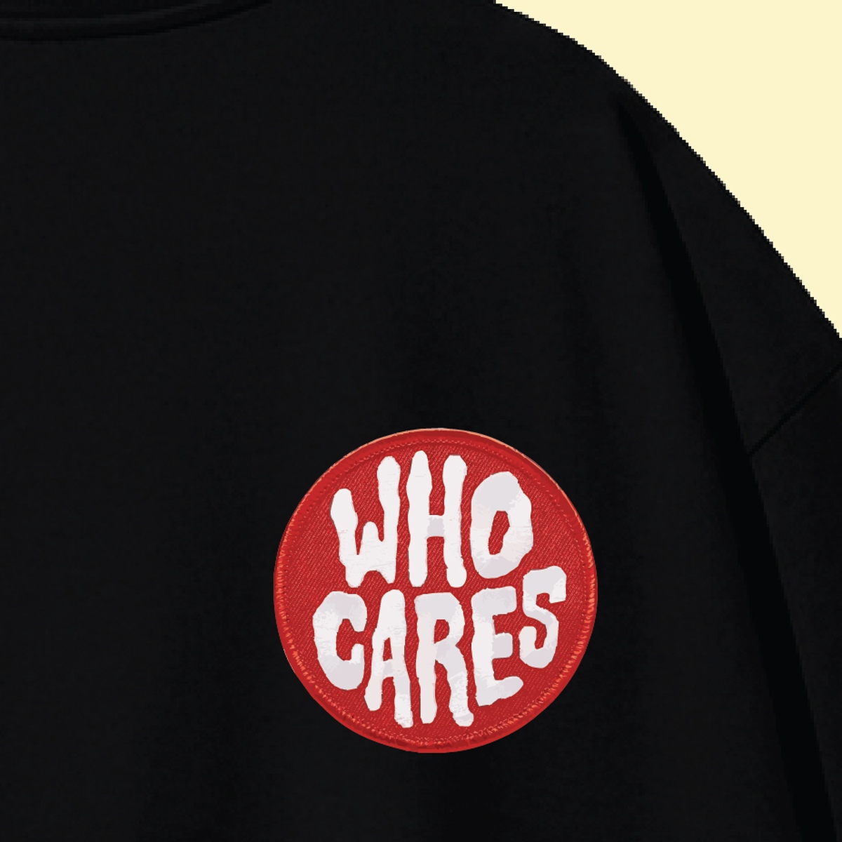 نمای نزدیک طرح تیشرت مشکی طرح نوشته Who cares