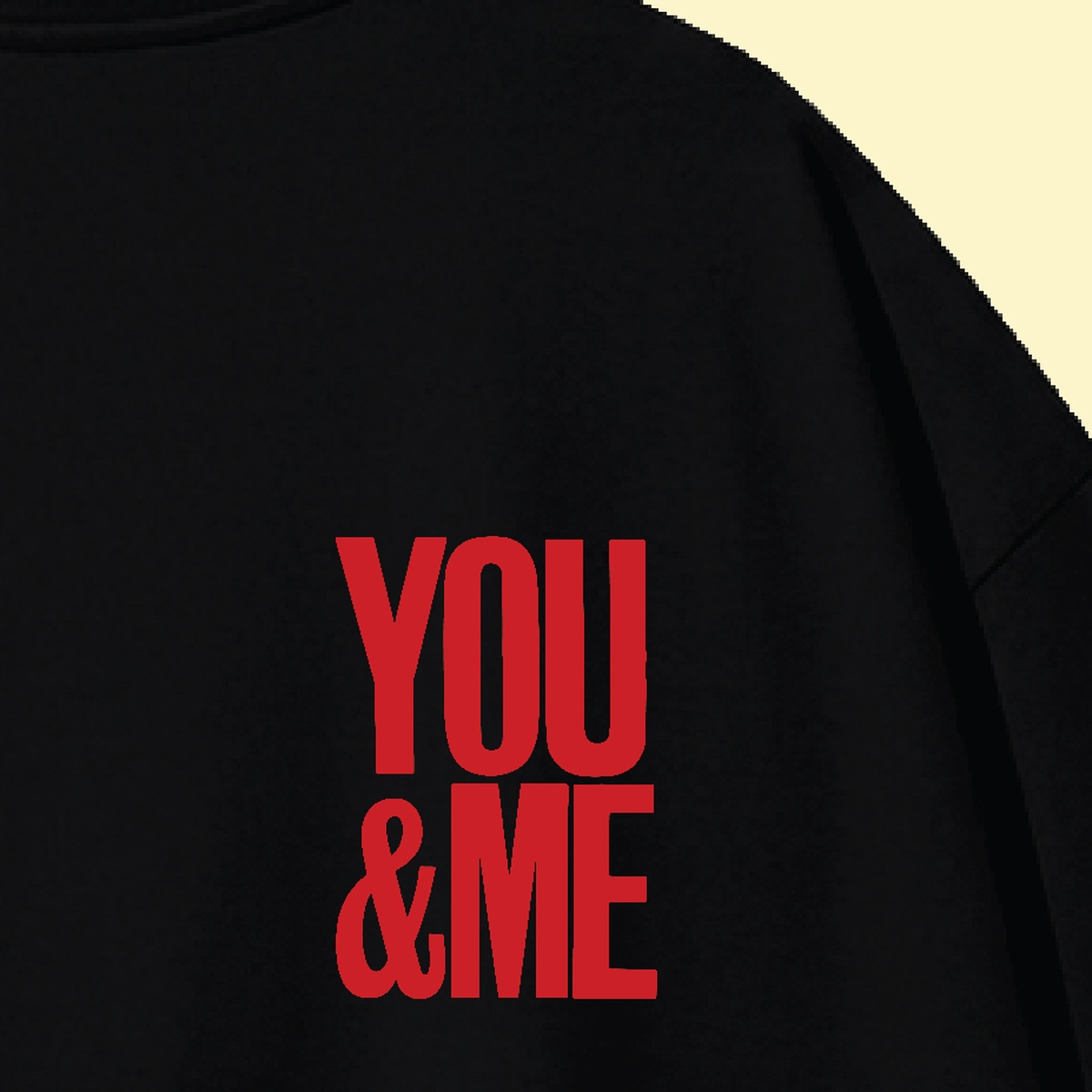 نمای نزدیک طرح تیشرت مشکی طرح نوشته انگلیسی You & Me